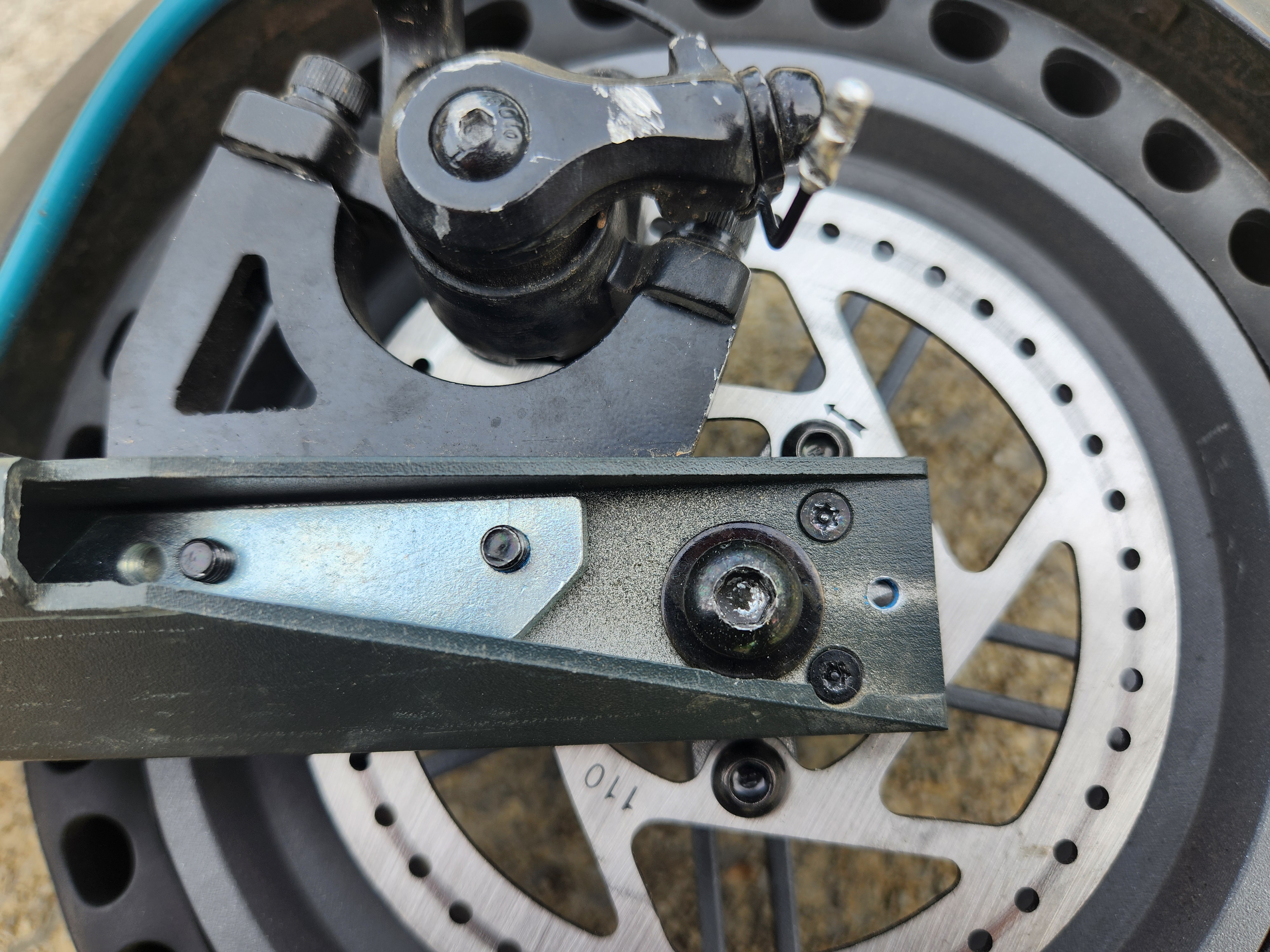 File:Gotrax scooter axle bracket screws.jpg