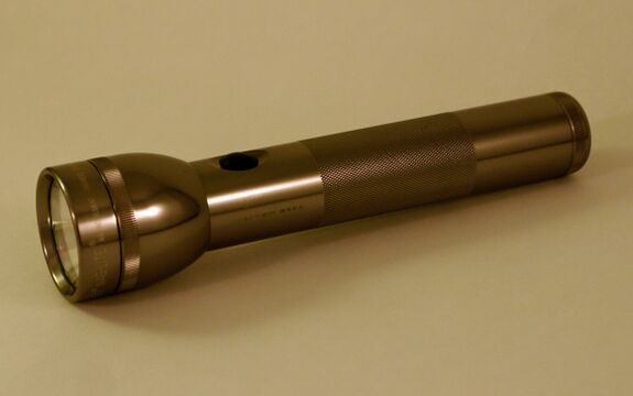 An aluminum flashlight with a knurled, threaded tubular body and a threaded bezel and tailcap. Source Wikimedia Commons (redjar, CC BY-SA 2.0).