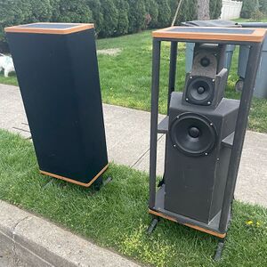Vandersteen-2c-loudspeakers-left-on-curb.jpg
